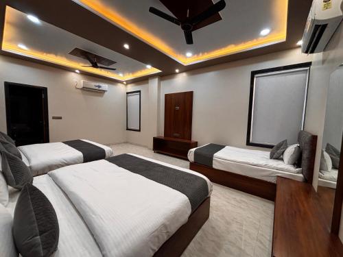 Ένα ή περισσότερα κρεβάτια σε δωμάτιο στο Hotel Lakshya Raj Palace - Khatushyamji