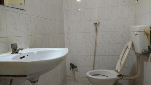 钦奈Thangam Balaji guest house-Teynampet的带水槽和马桶的浴室