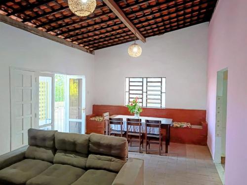 ein Wohnzimmer mit Sofa und Tisch in der Unterkunft Sítio Bela Vista in Maceió