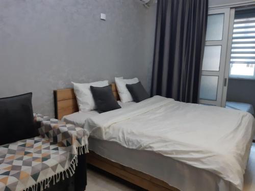 Center-Train Station-Airport في Toshkent-Passajir Bekati: غرفة نوم بها سريرين ونافذة