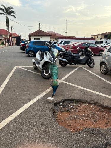 un parking avec un scooter garé sur un parking dans l'établissement Room in Stylish City Apartment, à Colindale