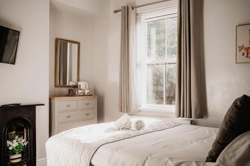 een slaapkamer met twee bedden en een raam bij The Railway in Skipton