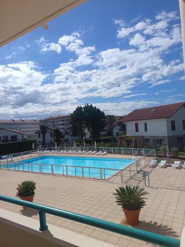 a view of a swimming pool from a balcony at Appartement Ciboure golf et Nivel in Ciboure