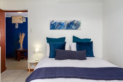 En eller flere senge i et værelse på Samos Retreat