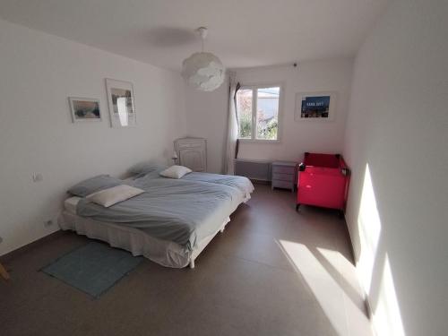 a bedroom with a bed and a window at villa La Néoulaise in Néoules