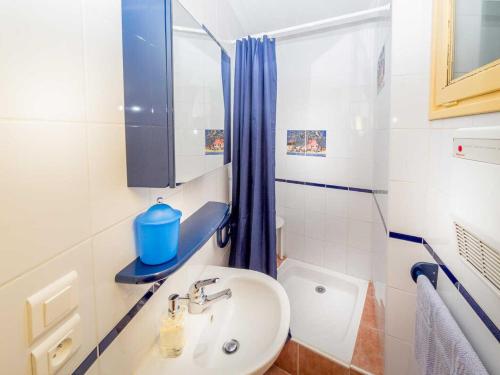 ein Badezimmer mit Waschbecken, Spiegel und Toilette in der Unterkunft Les myosotis in Bolquere