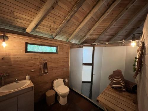 un bagno con un water e un lavandino di Finca El Fin del Afán - Vegara Cundinamarca a Vergara