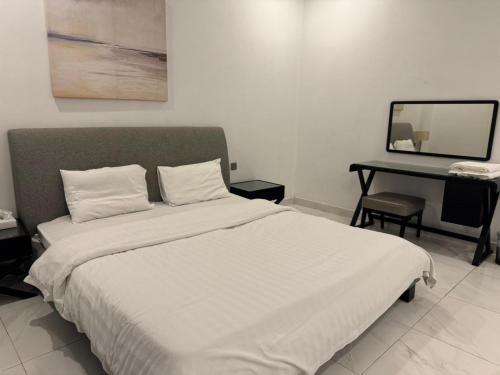 En eller flere senge i et værelse på INFINITY Suites Juffair