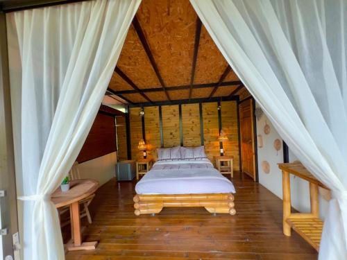 una camera da letto con un letto in una tenda di Finca El Fin del Afán - Vegara Cundinamarca a Vergara