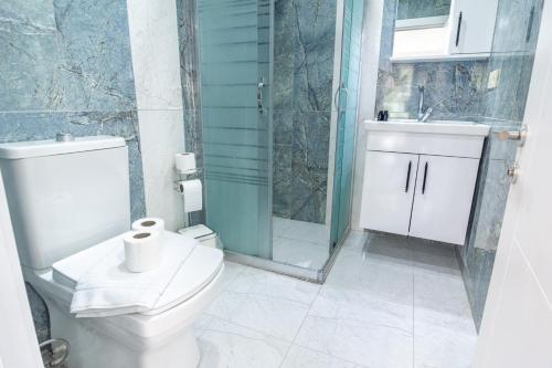 Koupelna v ubytování Cozy 1br With Inviting Balcony