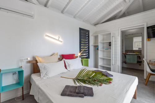 a bedroom with a large white bed in a room at Bungalow Lagoon in Fouché