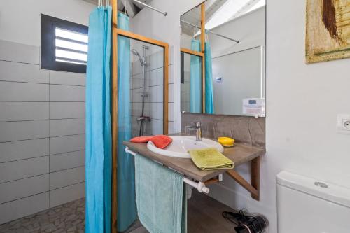 a bathroom with a sink and a mirror at Bungalow Lagoon in Fouché