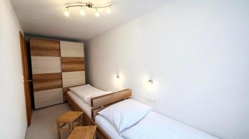ein kleines Zimmer mit zwei Betten in einem Zimmer in der Unterkunft Ferienwohnungen Anja in Steeg