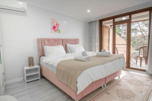 Ένα ή περισσότερα κρεβάτια σε δωμάτιο στο Cozy 1br & Sofabed With Two Inviting Balconies