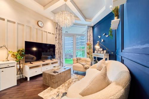FAM Living Contemporary 1BR Apartment Urban Oasis