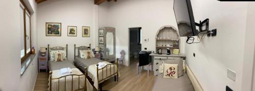 ein Zimmer mit zwei Betten und einem Tisch darin in der Unterkunft CASCINA LAI - Oasi Naturalistica - Camere private in Santena