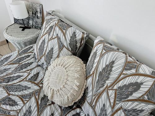 Margny-lès-CompiègneAppartement cocoon - La Villa的一张床，上面有枕头、被子和一张桌子