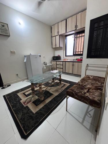 eine Küche mit einem Tisch und einem Kühlschrank im Zimmer in der Unterkunft The Ultimate Beachfront Oasis in Karatschi