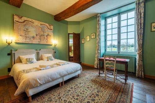 Ένα ή περισσότερα κρεβάτια σε δωμάτιο στο Château de Marigny - Piscine Privée 8000m2 Jardin