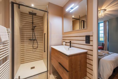 Ένα μπάνιο στο Château de Marigny - Piscine Privée 8000m2 Jardin