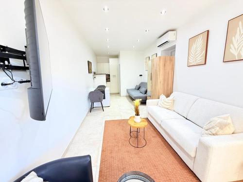 un salon avec un canapé blanc et une table dans l'établissement Independent Studio dans maison, à Avignon