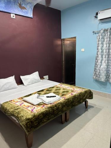 Ένα ή περισσότερα κρεβάτια σε δωμάτιο στο Gaurang Homestay