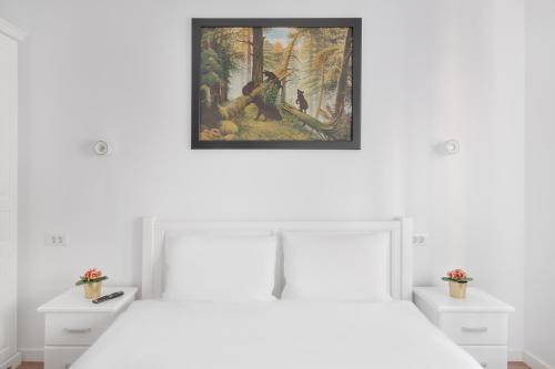 a bedroom with a painting above a bed at Thermalis Groove in Baile Felix