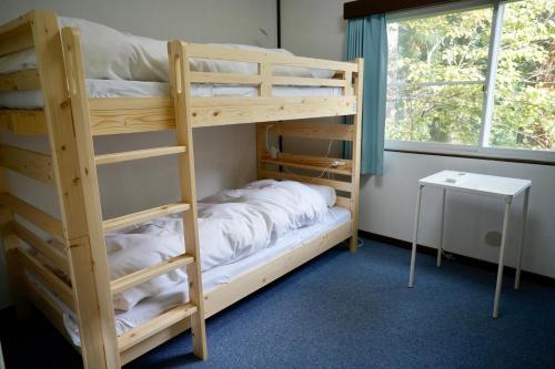 En eller flere senge i et værelse på Dear Hostel Hakuba