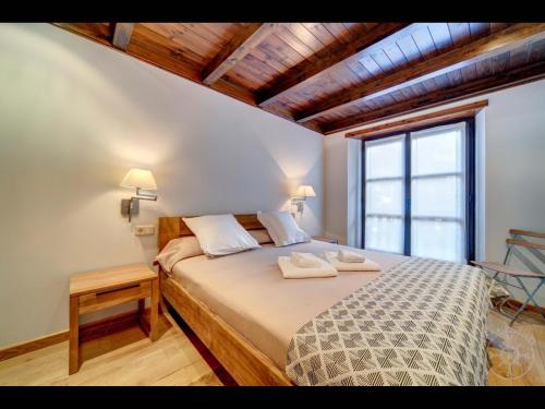 a bedroom with a bed with two towels on it at Carreretes de Alma de Nieve in Barruera