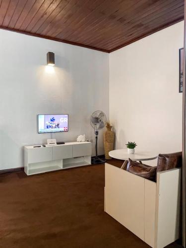 Телевизор и/или развлекательный центр в Modern One Bedroom Apartment Near Ecowas Asokoro