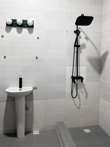 Ванная комната в Modern One Bedroom Apartment Near Ecowas Asokoro