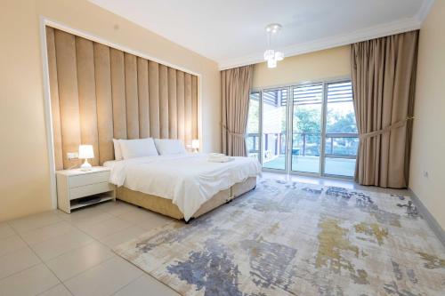 En eller flere senge i et værelse på Malibu Luxe I Priavte Pool I 5 bed Villa