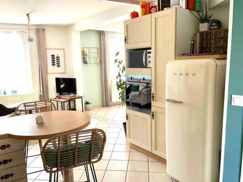 Kuchyň nebo kuchyňský kout v ubytování Maison Cocon de verdure - centre-ville - WIFI