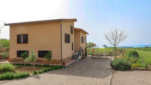 特雷斯努拉吉斯Anima Sarda Bed & Wine的一间前面有一张野餐桌的房子