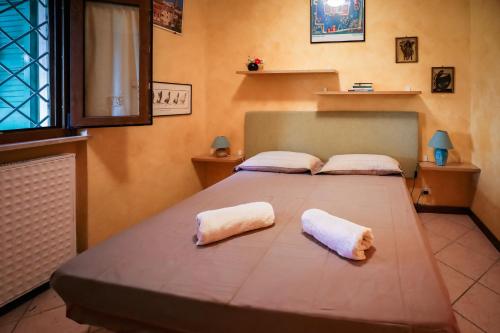 ein großes Bett in einem Zimmer mit zwei Kissen darauf in der Unterkunft CASA FIORE Lago e Vigneti in Calmasino