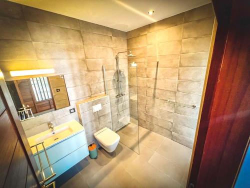 Ένα μπάνιο στο Villa Caroline