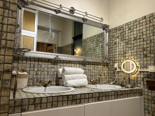 ein Badezimmer mit zwei Waschbecken und einem Spiegel in der Unterkunft Luxury apartment for 4 with a private terrace in Diest