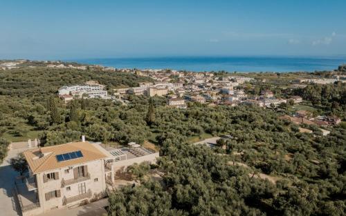 uma vista aérea de uma casa com árvores e o oceano em Casa Lydia - Villa with Private Pool, by ZanteWize em Plános