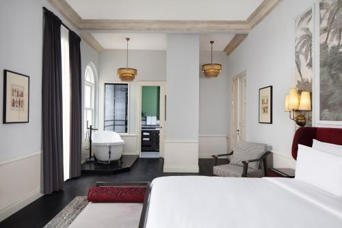 Three-Bedroom Adahan Adjoining Family Suite