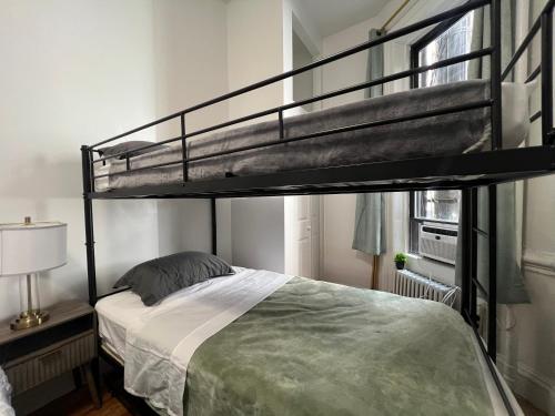 Un dormitorio con una litera en una habitación. en Parkline Suites Upper West Side, en Nueva York