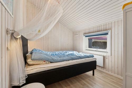 Postel nebo postele na pokoji v ubytování Cozy Holiday Home Near Beach And Town