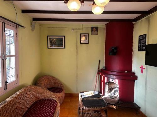 TV a/nebo společenská místnost v ubytování Forester North - Farm Stay in Kanatal