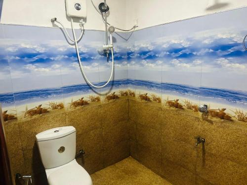 ein Badezimmer mit einer Dusche mit Tieren an der Wand in der Unterkunft Ella Hide Forest Cottage in Ella