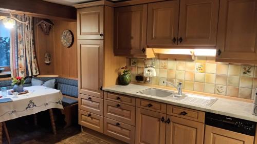 Η κουζίνα ή μικρή κουζίνα στο Ferienwohnung Faschinggut