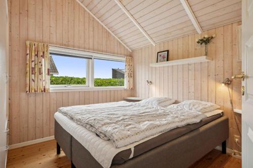 une chambre avec un lit et une fenêtre dans l'établissement Beachside Holiday Home For The Whole Family, à Broager