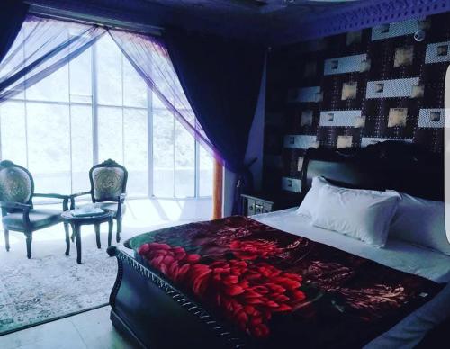 ein Schlafzimmer mit einem Bett mit roten Rosen darauf in der Unterkunft Daryal hotel in Kārandūkai