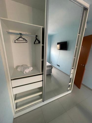 einen großen Spiegel im Bad mit WC in der Unterkunft Ap 2 quartos em frente ao Campim Dourado Shopping in Palmas