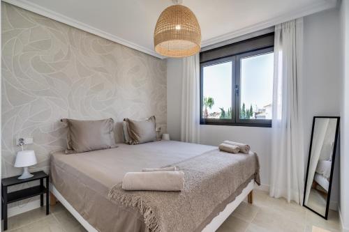Penthouse in Estepona met Zeezicht, Jacuzzi & Zwembad