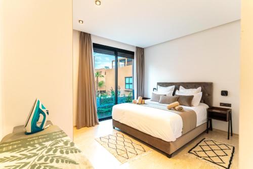 Un dormitorio con una cama y una ventana grande. en Luxury Stay Free Breakfast Heated Pool & Spa, en Marrakech