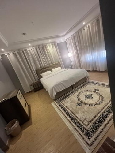 Ένα ή περισσότερα κρεβάτια σε δωμάτιο στο غرفة وصالة الجوري 3 ابواب ذكية